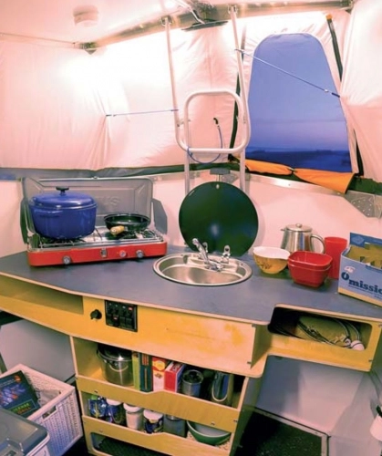 Część kuchenna znajduje się z przodu przyczepy. - zdjęcie 3